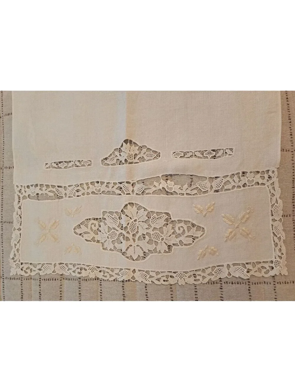 Vintage Handmade Lace & Linen Cutwork Mantel/Dresser Scarf or Guest Handtowel